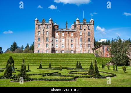 Drumlanrig Castle und East Parterre, bekannt als Pink Palace of Drumlanrig, in der Nähe von Thornhill in Dumfries and Galloway, Schottland, Großbritannien Stockfoto