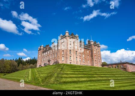 Blick nach Südosten auf Drumlanrig Castle, bekannt als Pink Palace of Drumlanrig, in der Nähe von Thornhill in Dumfries and Galloway, Schottland, Großbritannien Stockfoto