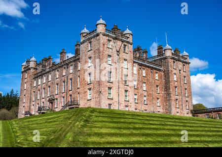 Blick nach Südosten auf Drumlanrig Castle, bekannt als Pink Palace of Drumlanrig, in der Nähe von Thornhill in Dumfries and Galloway, Schottland, Großbritannien Stockfoto