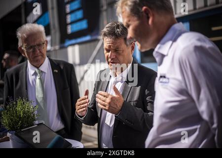 Der Bundesminister für Wirtschaft und Klimaschutz Robert Habeck Buendnis 90/ die Gruenen auf Sommerreise durch Deutschland. Hier in Stuttgart, 08.07.2024 beim Besuch eines Stuckateur-Betriebes. Fotografiert im Auftrag des BMWK Stuttgart Deutschland *** Bundesminister für Wirtschaft und Klimaschutz Robert Habeck Buendnis 90 die Gruenen auf einer Sommerreise durch Deutschland hier in Stuttgart, 08 07 2024 während eines Besuchs bei einem Verputzunternehmen fotografiert im Auftrag des BMWK Stuttgart Deutschland Copyright: xDominikxButzmannxBMWKxphotothek.dex Stockfoto