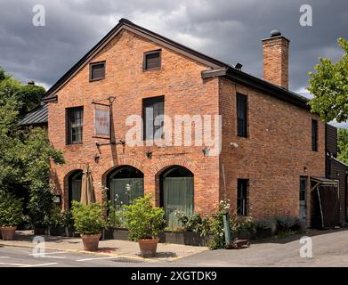 Hudson, NY - 29. Mai 2024: Festessen und Floret-Restaurantfassade in der Innenstadt von Hudson, New York. Stockfoto