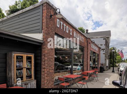 Germantown, NY - 29. Mai 2024: Otto's Market Germantown Schild auf Backsteinbauten im historischen Viertel Hudson Valley, Upstate New York. Stockfoto