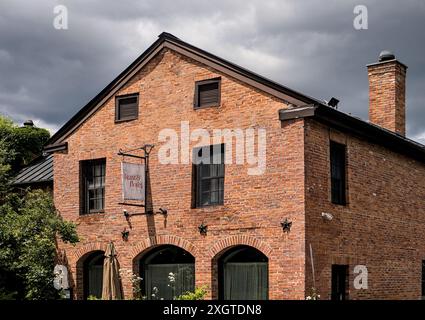 Hudson, NY - 29. Mai 2024: Festessen und Floret-Restaurantfassade in der Innenstadt von Hudson, New York. Stockfoto