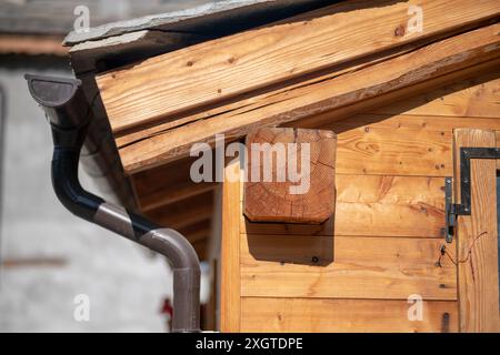 Holzbalkendach mit der Lage des fallauswurfs und der Traufe. Das Dach und die freiliegenden Holzbalken machen das Gebäude viel schöner. Stockfoto