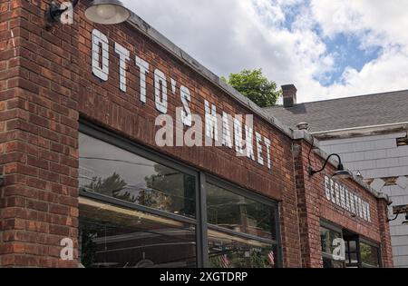 Germantown, NY - 29. Mai 2024: Otto's Market Germantown Schild auf Backsteinbauten im historischen Viertel Hudson Valley, Upstate New York. Stockfoto