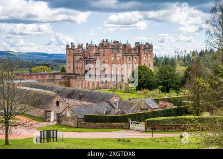 Erhöhter Blick auf Drumlanrig Castle, bekannt als Pink Palace of Drumlanrig, in der Nähe von Thornhill in Dumfries and Galloway, Schottland, Großbritannien Stockfoto