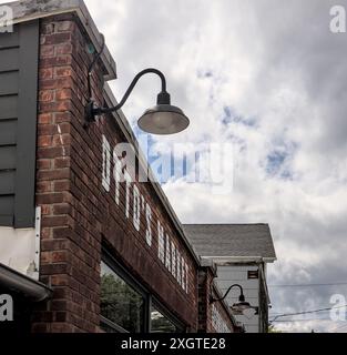 Germantown, NY - 29. Mai 2024: Otto's Market Germantown Schild auf Backsteinbauten im historischen Viertel Hudson Valley, Upstate New York. Stockfoto