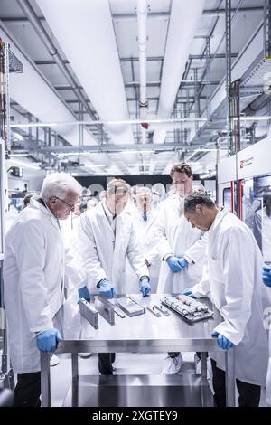 Der Bundesminister für Wirtschaft und Klimaschutz Robert Habeck Buendnis 90/ die Gruenen auf Sommerreise durch Deutschland. Hier in Stuttgart, 08.07.2024 beim Besuch des E-Campus der Mercedes Benz AG Fotografiert im Auftrag des BMWK Stuttgart Deutschland *** der Bundesminister für Wirtschaft und Klimaschutz Robert Habeck Buendnis 90 die Gruenen auf einer Sommerreise durch Deutschland hier in Stuttgart. 08 07 2024 während eines Besuchs auf dem E Campus der Mercedes Benz AG fotografiert im Auftrag des BMWK Stuttgart Copyright: xDominikxButzmannxBMWKxphotothek.dex Stockfoto