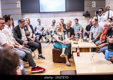 Der Bundesminister für Wirtschaft und Klimaschutz Robert Habeck Buendnis 90/ die Gruenen auf Sommerreise durch Deutschland. Hier in Stuttgart, 08.07.2024 beim Besuch des E-Campus der Mercedes Benz AG Fotografiert im Auftrag des BMWK Stuttgart Deutschland *** der Bundesminister für Wirtschaft und Klimaschutz Robert Habeck Buendnis 90 die Gruenen auf einer Sommerreise durch Deutschland hier in Stuttgart. 08 07 2024 während eines Besuchs auf dem E Campus der Mercedes Benz AG fotografiert im Auftrag des BMWK Stuttgart Copyright: xDominikxButzmannxBMWKxphotothek.dex Stockfoto