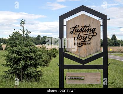 Tivoli, NY, USA - 29. Mai 2024: Logoschild für die dauerhafte Joy Brewery in der Nähe des Scheunengebäudes, in dem sich die berühmte Bierbrauerei im Bundesstaat New York befindet. Stockfoto