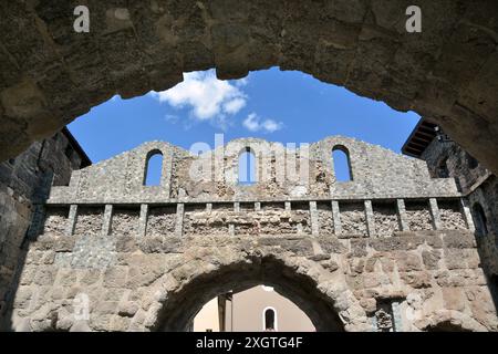 Aosta, Aosta-Tal, Italien -07-01-2024- Porta Praetoria ist der Hauptzugang zur Altstadt der Römer Stockfoto