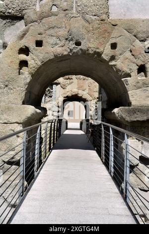 Aosta, Aosta-Tal, Italien -07-01-2024- Porta Praetoria ist der Hauptzugang zur Altstadt der Römer Stockfoto