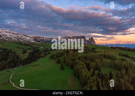 Panoramablick von der Seiser Alm zu den Dolomiten in Italien, Drohnenaufnahme. Stockfoto