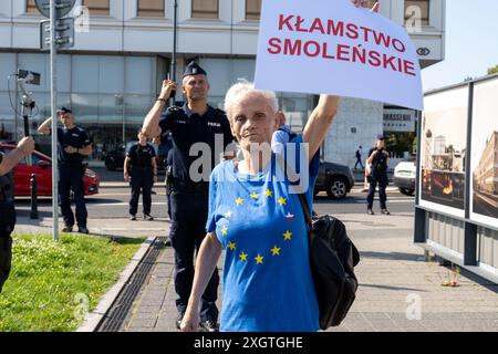 Warschau, Polen. Juli 2024. Ein Gegenprotestierender, der ein T-Shirt mit dem Symbol der Europäischen Union trägt, hält während des einmonatigen Jahrestages der Smolensk-Katastrophe ein Plakat mit der Aufschrift "Smolenskie". Gedenken an die monatliche Smolensk-Katastrophe, organisiert von der PIS-Partei und ihren Unterstützern. Am 10. April stürzte ein polnisches Regierungsflugzeug mit 96 Personen an Bord ab, darunter Präsident Lech Kaczy?Ski, Bruder des PiS-Präsidenten Jaros?aw Kaczy?Ski, in der Nähe von Smolensk. Quelle: SOPA Images Limited/Alamy Live News Stockfoto