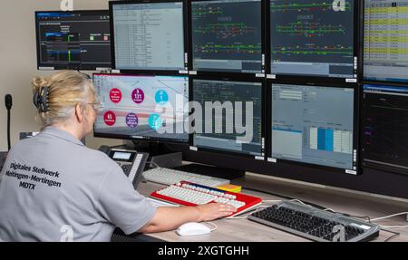 10. Juli 2024, Bayern, Donauwörth: Disponentin Sabine Deininger sitzt an den Kontrollflächen des digitalen Stellwerks im Bahnhof. Die Deutsche Bahn hat Deutschlands erstes digitales Stellwerk auf einer Hochgeschwindigkeitsstrecke in Betrieb genommen. Foto: Stefan Puchner/dpa Stockfoto