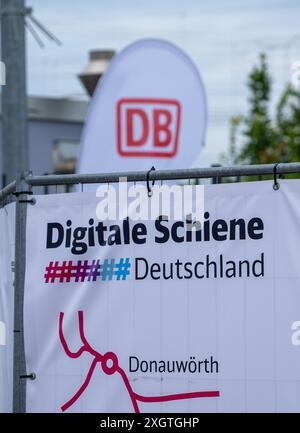 10. Juli 2024, Bayern, Donauwörth: Ein DB-Logo auf dem Stellwerk verweist auf das Projekt Digital Rail. Die Deutsche Bahn betreibt das erste digitale Stellwerk auf einer Hochgeschwindigkeitsstrecke in Deutschland. Foto: Stefan Puchner/dpa Stockfoto