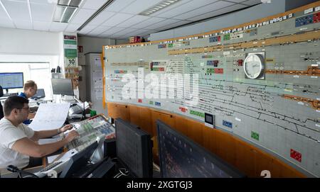 10. Juli 2024, Bayern, Donauwörth: Disponenten sitzen im Bahnhof vor dem Gleisdiagramm im alten Stellwerk. Die Deutsche Bahn hat Deutschlands erstes digitales Stellwerk auf einer Hochgeschwindigkeitsstrecke in Betrieb genommen. Foto: Stefan Puchner/dpa Stockfoto