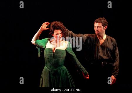 Sally Dexter (Lady Macbeth), Rufus Sewell (Macbeth) in MACBETH von Shakespeare im Queen's Theatre, London W1 03/03/1999 Bühnenbild: Jeremy Herbert Kostüme: Laura Hopkins Beleuchtung: Rick Fisher Regisseur: John Crowley Stockfoto