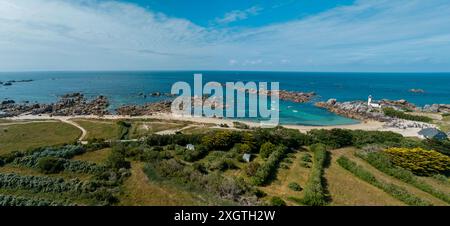 Aus der Vogelperspektive auf den Leuchtturm von Pontusval und die Strände. Plounéour-Brignogan-Plages, Frankreich. Felsen in einzigartiger Form. Boote, die im Atlantik vertäut sind Stockfoto