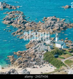 Aus der Vogelperspektive auf den Leuchtturm von Pontusval und die Strände. Plounéour-Brignogan-Plages, Frankreich. Felsen in einzigartiger Form. Boote, die im Atlantik vertäut sind Stockfoto