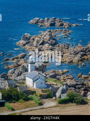 Aus der Vogelperspektive auf den Leuchtturm von Pontusval und die Strände. Plounéour-Brignogan-Plages, Frankreich. Felsen in einzigartiger Form. Boote, die im Atlantik vertäut sind Stockfoto