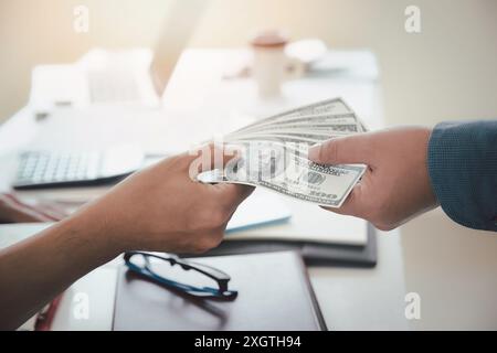 Ein Mann, der Hundert Dollar-Scheine anbietet. Hand eines Geschäftsmannes, der seinem Partner Geld gibt. Hand erhält Geld vom Geschäftsmann. Bestechung, Bestechung, Stockfoto