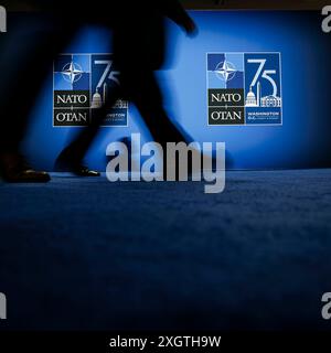 Washington, Vereinigte Staaten. Juli 2024. NATO-Gipfel in Washington. Die Leute gehen am NATO-Logo vorbei und werfen einen Schatten. Washington, 10. Juli 2024. Fotografiert im Auftrag des Auswärtigen Amtes Credit: dpa/Alamy Live News Stockfoto