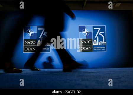Washington, Vereinigte Staaten. Juli 2024. NATO-Gipfel in Washington. Die Leute gehen am NATO-Logo vorbei und werfen einen Schatten. Washington, 10. Juli 2024. Fotografiert im Auftrag des Auswärtigen Amtes Credit: dpa/Alamy Live News Stockfoto