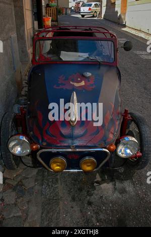 Maßgeschneidertes Velorex Oskar mit einem Flammen of Hell-Design auf der Motorhaube oder der Motorhaube, 2006 in Tábor, Südböhmen, Tschechien, geparkt. OSKARS wurden von 1942 bis 1971 in der ehemaligen Tschechoslowakei hergestellt. Es waren dreirädrige, rohrförmige Wagen mit Stahlrahmen, die mit auswechselbaren lederähnlichen Vinylplatten bedeckt waren und von Drehknöpfen gehalten wurden. Stockfoto