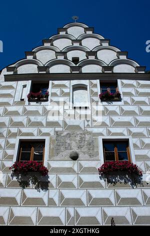 Schöne Renaissance-Sgraffito-Fassade und geschmückter Giebelgiebel eines Bürgerhauses, das Haus des Albrecht des Bäckers (Dum Albrechta pekare) in der Prager Straße (Pražská ulice), Tábor, Südböhmen, Tschechien. Das Haus wurde 1559 umgebaut. Eine in die Fassade eingebettete Kanonenkugel ist ein Relikt von Tábor Bombardierung, Eroberung und letztendlicher Plünderung durch schwedische Truppen im Juli 1648, während des Dreißigjährigen Krieges. Stockfoto