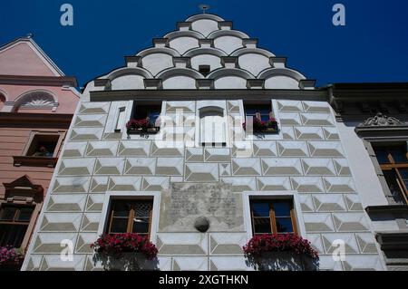 Eine Kanonenkugel aus Stein ist in die feine Renaissancefassade eines Bürgerhauses eingebettet, das Haus des Albrecht des Bäckers (Dum Albrechta pekare) in der Prager Straße (Pražská ulice), Tábor, Südböhmen, Tschechien. Das Haus wurde 1559 umgebaut. Die Kanonenkugel ist ein Relikt der Bombardierung, Eroberung und letzten Plünderung der Stadt durch schwedische Truppen im Juli 1648, während des Dreißigjährigen Krieges. Stockfoto