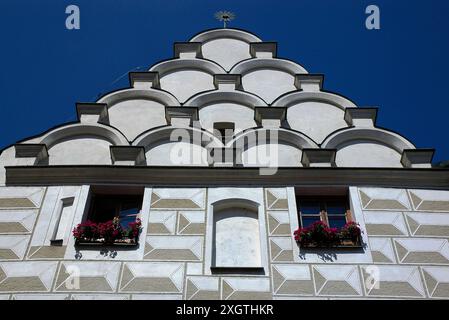 Der Giebeldach mit Stufenblindbögen, unterstützt von Pilastern, überragt die Renaissancefassade eines Bürgerhauses, des Hauses Albrecht des Bäckers (Dum Albrechta pekare), in der Prager Straße (Pražská ulice), Tábor, Südböhmen, Tschechien. Das Haus wurde 1559 umgebaut. Stockfoto