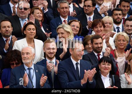 Paris, Frankreich. Juli 2024. Das neu gewählte französische Parlamentsmitglied und die rechtsextreme Parteivorsitzende Marine Le Pen und andere Parteimitglieder posieren für ein Gruppenfoto, als sie am 10. Juli 2024 zu einem Begrüßungstag in der Nationalversammlung in Paris eintreffen. nach der zweiten Runde der französischen Parlamentswahlen. Foto: Pierrick Villette/ABACAPRESS. COM Credit: Abaca Press/Alamy Live News Stockfoto