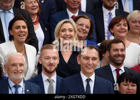 Paris, Frankreich. Juli 2024. Das neu gewählte französische Parlamentsmitglied und die rechtsextreme Parteivorsitzende Marine Le Pen und andere Parteimitglieder posieren für ein Gruppenfoto, als sie am 10. Juli 2024 zu einem Begrüßungstag in der Nationalversammlung in Paris eintreffen. nach der zweiten Runde der französischen Parlamentswahlen. Foto: Pierrick Villette/ABACAPRESS. COM Credit: Abaca Press/Alamy Live News Stockfoto