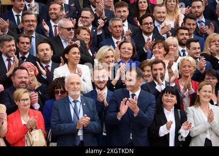 Paris, Frankreich. Juli 2024. Das neu gewählte französische Parlamentsmitglied und die rechtsextreme Parteivorsitzende Marine Le Pen und andere Parteimitglieder posieren für ein Gruppenfoto, als sie am 10. Juli 2024 zu einem Begrüßungstag in der Nationalversammlung in Paris eintreffen. nach der zweiten Runde der französischen Parlamentswahlen. Foto: Pierrick Villette/ABACAPRESS. COM Credit: Abaca Press/Alamy Live News Stockfoto