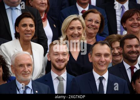 Paris, Frankreich. Juli 2024. Das neu gewählte französische Parlamentsmitglied und die rechtsextreme Parteivorsitzende Marine Le Pen und andere Parteimitglieder posieren für ein Gruppenfoto, als sie am 10. Juli 2024 zu einem Begrüßungstag in der Nationalversammlung in Paris eintreffen. nach der zweiten Runde der französischen Parlamentswahlen. Foto: Pierrick Villette/ABACAPRESS. COM Credit: Abaca Press/Alamy Live News Stockfoto