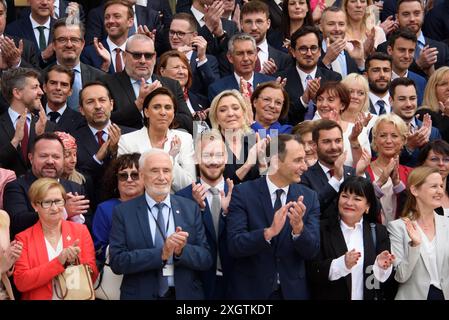 Paris, Frankreich. Juli 2024. Das neu gewählte französische Parlamentsmitglied und die rechtsextreme Parteivorsitzende Marine Le Pen und andere Parteimitglieder posieren für ein Gruppenfoto, als sie am 10. Juli 2024 zu einem Begrüßungstag in der Nationalversammlung in Paris eintreffen. nach der zweiten Runde der französischen Parlamentswahlen. Foto: Pierrick Villette/ABACAPRESS. COM Credit: Abaca Press/Alamy Live News Stockfoto