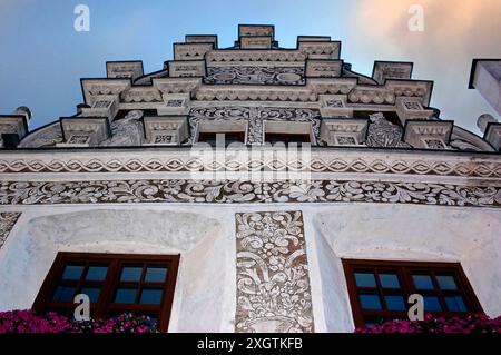 Flämische, Renaissance- und traditionelle südböhmische Elemente auf verzierten Sgraffitofassaden des Hauses mit gewölbtem Giebeldach, 1603 in Pražská ulice, Tábor, Südböhmen, Tschechien erbaut. Stockfoto