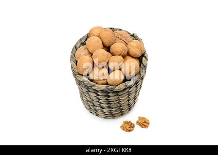 Walnüsse im Korb auf weißem Hintergrund. Stockfoto
