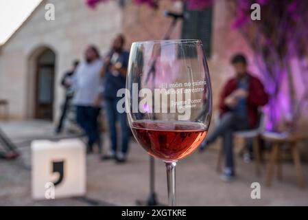 Joan Tomàs Martínez, Joan Navarro und Raquel Santanera, Gedichte und Weine im Weingut Can Majoral, Fundació Mallorca Literària, Algaida, Ma Stockfoto