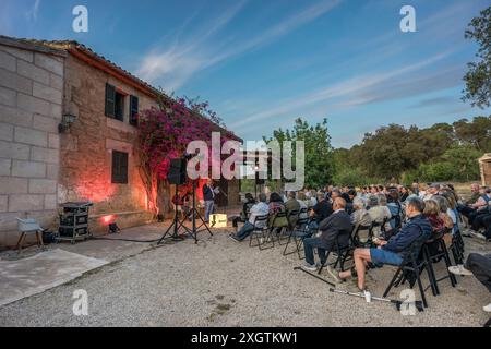 Joan Tomàs Martínez, Joan Navarro und Raquel Santanera, Gedichte und Weine im Weingut Can Majoral, Fundació Mallorca Literària, Algaida, Ma Stockfoto