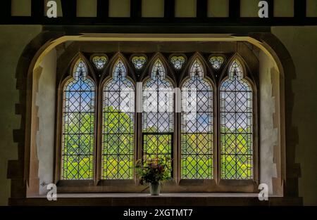 Verbleitete Blumenvase im Kirchenfenster Stockfoto