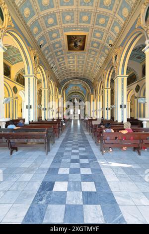 491 Mittelgang, der zum Hauptaltar mit Marmorboden und floraler Deckendekoration führt, Kathedrale Nuestra Senora Asuncion. Santiago-Kuba. Stockfoto