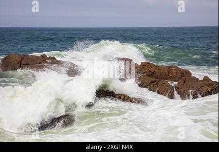 Dramatische Wellen brechen auf den Felsen an der Küste Portugals in Foz, Porto Stockfoto