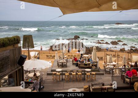 Porto, Portugal - 16. Juni 2024; Strandbar an der zerklüfteten Küste in der Nähe von Foz in Porto Stockfoto