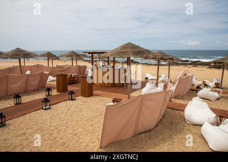 Porto, Portugal - 16. Juni 2024; Strandbar an der zerklüfteten Küste in der Nähe von Foz in Porto Stockfoto