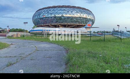 Weg zum Luftfahrtmuseum am Nikola Tesla Flughafen Belgrad Serbien in der Abenddämmerung Stockfoto