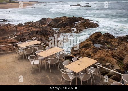 Porto, Portugal - 16. Juni 2024; Strandbar an der zerklüfteten Küste in der Nähe von Foz in Porto Stockfoto