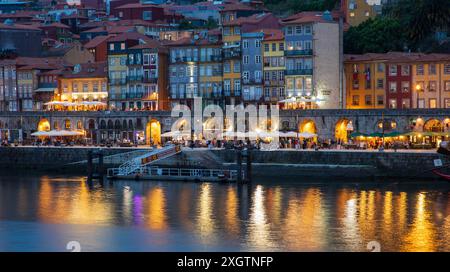 Porto, Portugal - 16. Juni 2024; Cais da Ribeira, berühmtes Touristengebiet am Fluss bei Nacht Stockfoto