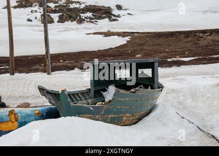 Grünes Holzboot am Red Boat Beach in Apex, Nunavut, Kanada Stockfoto